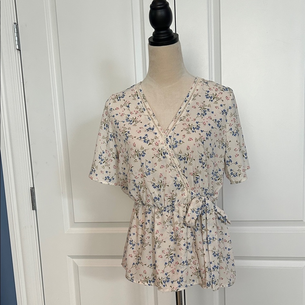 Like New Sienna Sky Floral Cream & Blue Short Sleeve Blouse Size M